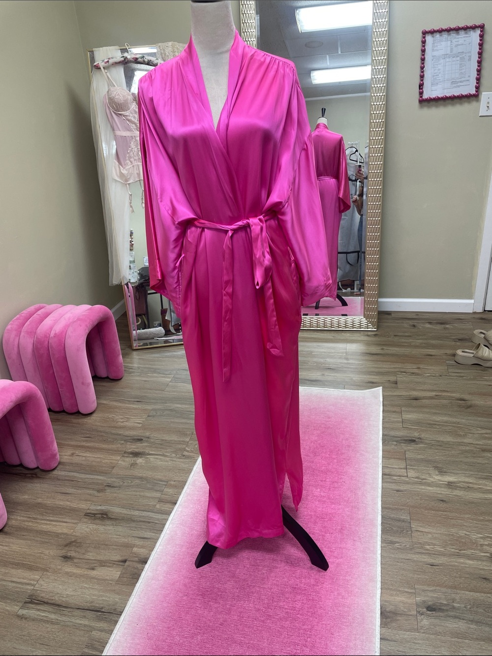 100% SILK VINTAGE VS ROBE
